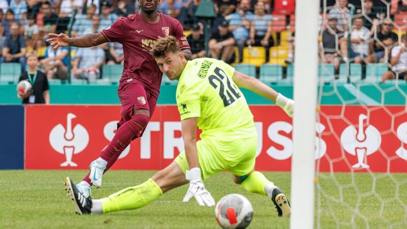 Samuel Essende von FC Augsburg trifft zum 2:1 gegen Viktoria Berlin.
