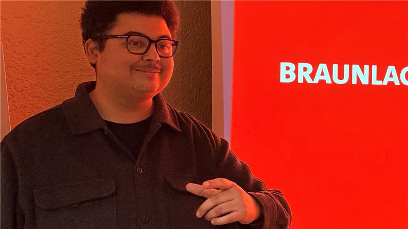 Samuel Marfo vom Unterbezirk stellt den Genossen das Konzept für die neue Homepage des SPD-Ortsvereins Braunlage, St. Andreasberg und Hohegeiß vor.