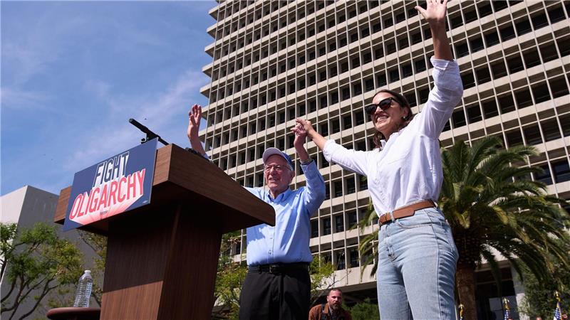 Sanders und Ocasio-Cortez warnen vor Trump und Superreichen Sanders und Ocasio-Cortez bei einer gemeinsamen Veranstaltung im kalifornischen Los Angeles.