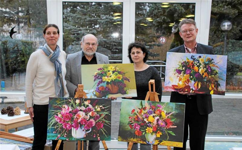 Sandra Biewendt, Heinz-Jürgen Wiechens, Christine Maxwitat und Otto Bahr zeigen einige der Bilder, die Wiechens in der Grotjahn-Stiftung überreicht. Foto: Hohaus