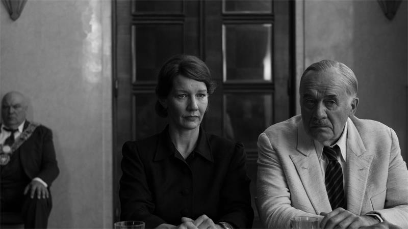 Sandra Hüller als Erika Mann und Hanns Zischler als Thomas Mann in einer Filmszene.