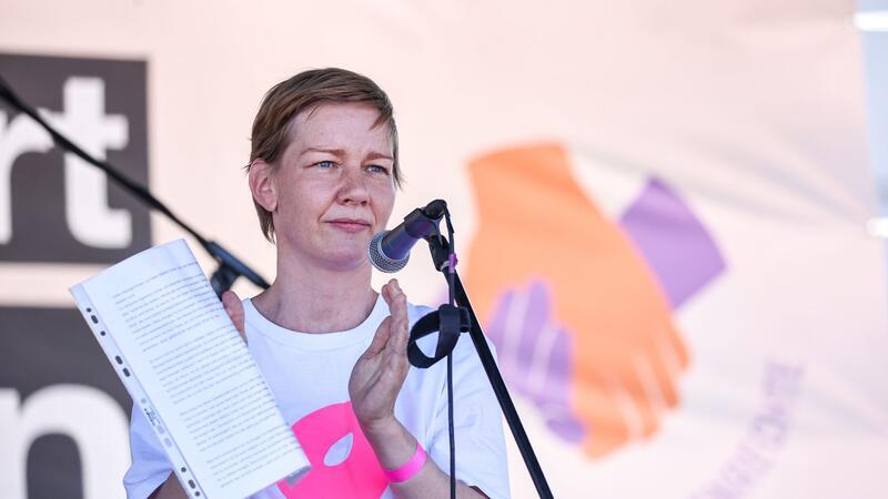 Sandra Hüller ruft bei Demo zur Wahl auf Sandra Hüller bei der Kundgebung „Hand in Hand für Demokratie und Menschenrechte“ gegen Rechtsextremismus in Leipzig.