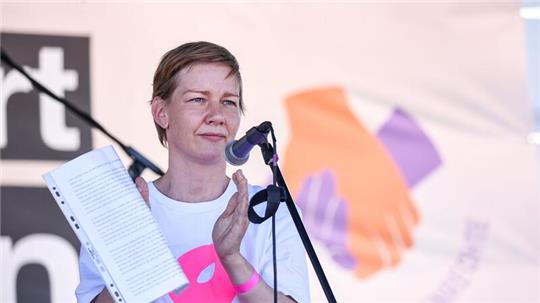 Sandra Hüller bei der Kundgebung „Hand in Hand für Demokratie und Menschenrechte“ gegen Rechtsextremismus in Leipzig.