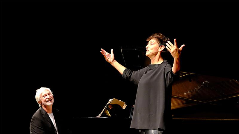 Sandra Kreisler wird im Programm über ihren Vater Georg  vom Pianisten Andreas Kohl begleitet. Foto: Zietz