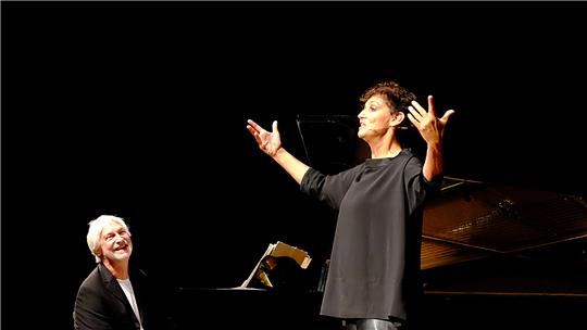 Sandra Kreisler wird im Programm über ihren Vater Georg  vom Pianisten Andreas Kohl begleitet. Foto: Zietz