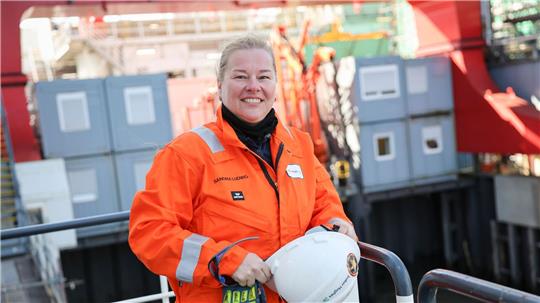 Sandra Ludwig ist eine der wenigen Frauen, die regelmäßig auf der einzigen deutschen Offshore-Bohrinsel arbeiten.