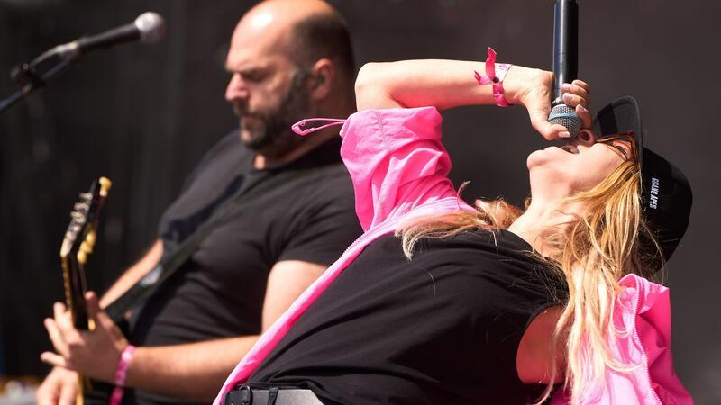 Sandra Nasić, Sängerin der „Guano Apes“, beim Open-Air-Festival „Rock am Ring“ mit Gitarrist Henning Rümenapp.
