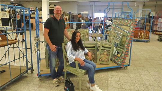 Sandra und Karl-Martin Heindorf haben sich fast eine komplette Wohnzimmer-Einrichtung gekauft.