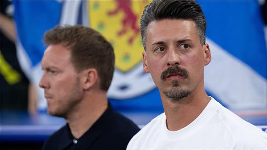 Sandro Wagner (r) wird Trainer in der Fußball-Bundesliga.