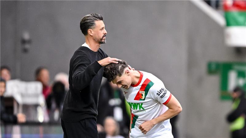Sandro Wagner tätschelt Mert Kömür, den besten Augsburger, nach dessen 2:0.
