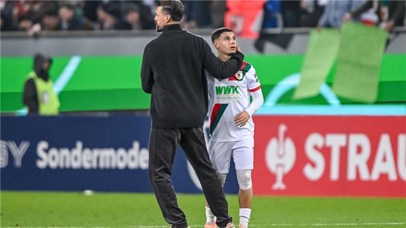 Wagner trotzt der Krisenlage: „Ich bin nicht verunsichert“ Sandro Wagner versucht nach dem Spiel, seine Spieler, hier Youngster Ismael Gharbi, aufzurichten.