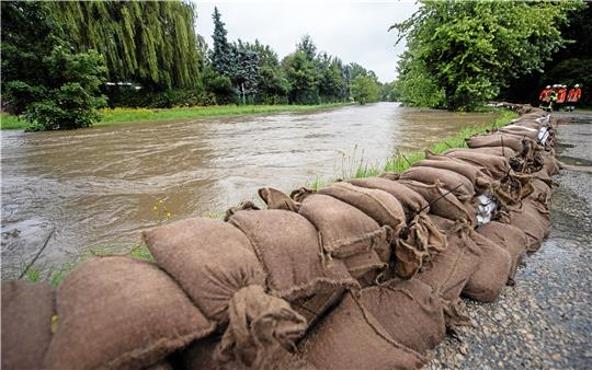 Sandsäcke könne bei auftretendem Hochwasser Schlimmeres verhindern. Oft braucht es aber auch weitergehende dauerhafte bauliche Maßnahmen zum Schutz der Bevölkerung . Foto: GZ-Archiv