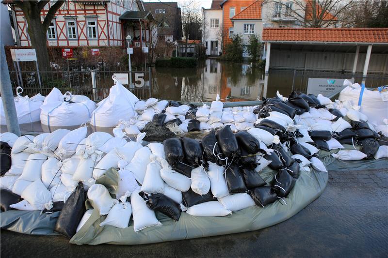 Hochwasser: Kommt jetzt eine Pflichtversicherung? Sandsäcke schützen Wolfenbüttels Innenstadt vor Hochwasser. Unser Foto entstand am 2. Weihnachtstag. Foto: Stefan Rampfel/dpa