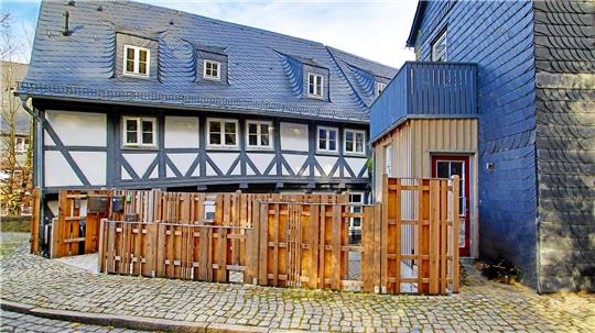 Saniertes Haus am Liebfrauenberg in Goslar: Die Modernisierung wurde 2020 mit einer "Grünen Hausnummer" vom Land belohnt.