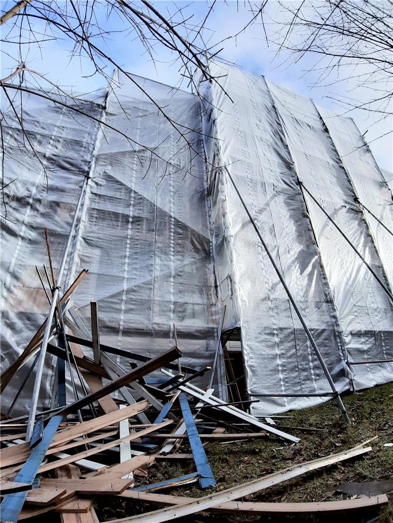 Sanierung der Westfassade: Der alte Aufbau ist entfernt, ein neuer ist zu installieren samt Dämmung und neuer Fenster. Denn hinter der Wand befindet sich der Hallenbereich. Foto: Potthast