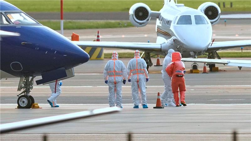 Sanitäter begleiten einen Patienten (2.v.r.), der mit Verdacht auf eine Hantavirus-Infektion von dem Kreuzfahrtschiff MV Hondius evakuiert wurde, zu einem Krankenwagen, nachdem dieser zum Flughafen Schiphol in Amsterdam, Niederlande, geflogen wurde.