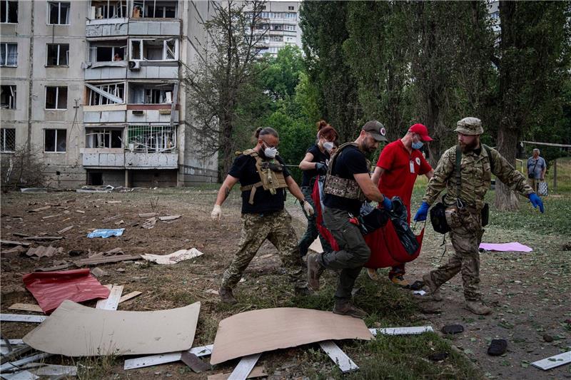Krieg gegen die Ukraine: So ist die Lage Sanitäter bergen die Leiche einer Frau, die während eines russischen Bombardements in Charkiw getötet wurde.