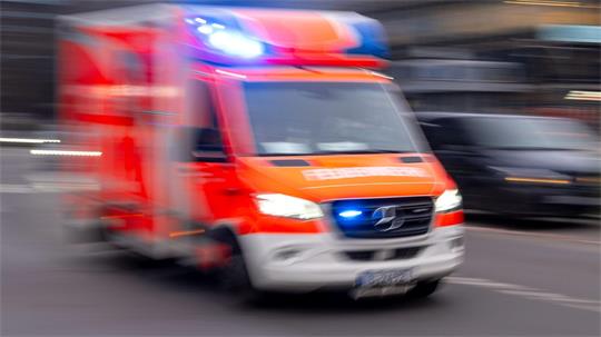 Sanitäter bringen den Schwerverletzten in eine Klinik. (Symbolbild)