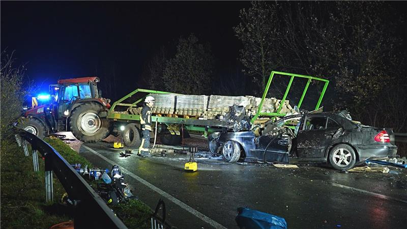 Sanitäter bringen den Traktorfahrer vorsorglich in ein Krankenhaus.