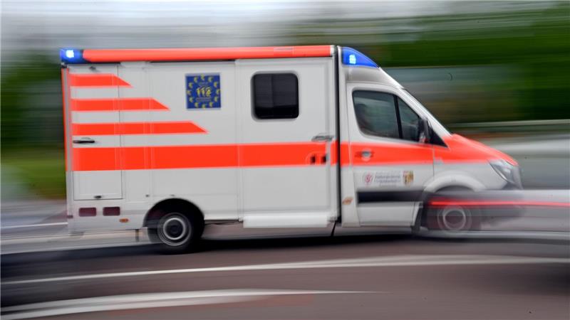 Sanitäter bringen drei Bewohner vorsorglich ins Krankenhaus. (Symbolbild)