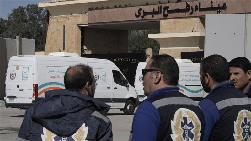 Sanitäter warten am Grenzübergang Rafah auf Patienten aus dem Gazastreifen.