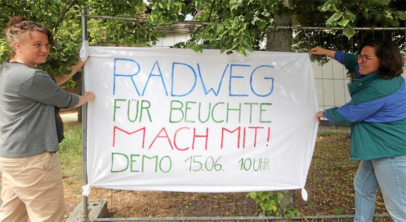 Beuchter wollen für einen Radweg nach Schladen demonstrieren Sanna von König (l.) und Maren Vokuhl vom Beuchter Bürgerverein platzieren den Aufruf zur Demo am Marktplatz des Dorfes.