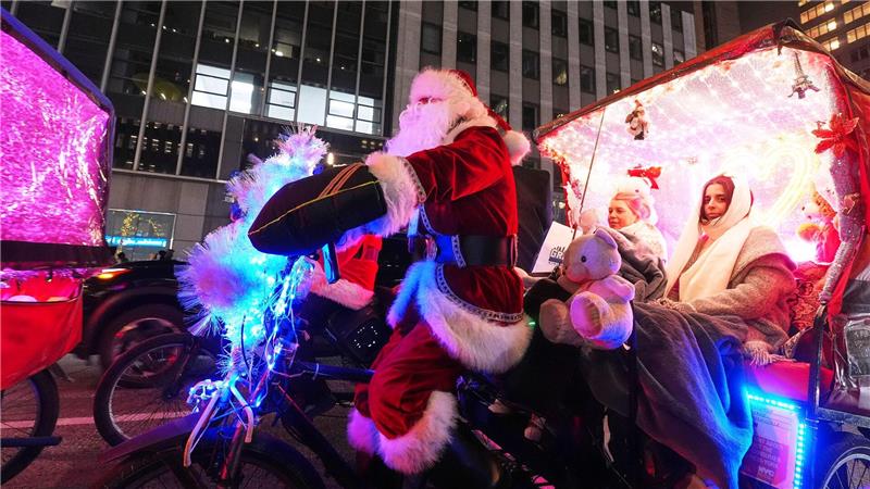 Santa on Tour: Weihnachtsmann radelt Fahrgäste durch New Yorks Sixth Avenue