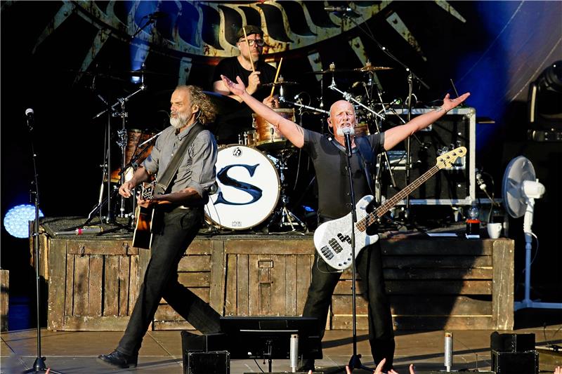 Bilder und Videos: Santiano spielt vor 7000 Fans Santiano-Sänger Björn Both fordert das Publikum zum Mitklatschen auf. Fotos: Epping