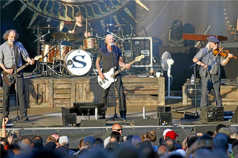 Leinen los, volles Haus, Santiano – die Bilder vom Konzert Santiano zieht Tausende Besucher auf der Kaiserpfalzwiese in den Bann. Foto: Epping