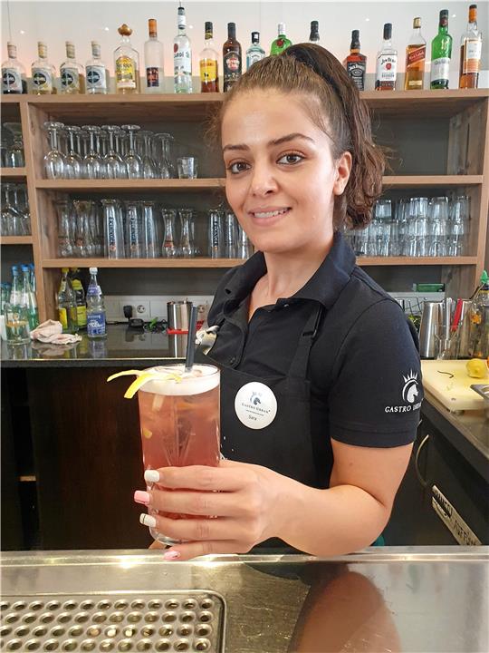 Sara Mohammadi vom „Tim’s“ präsentiert den Portugiesen-Cocktail.  Foto: Sowa