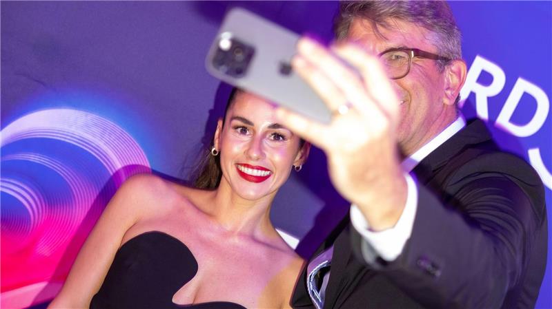 Sarah Engels - hier neben Kulturstaatsminister Wolfram Weimer - kämpft um eine gute Platzierung beim ESC. 