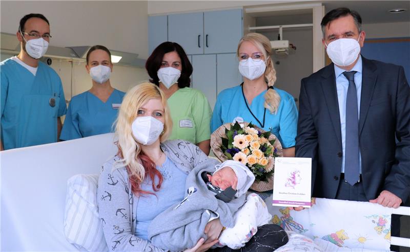 Sarah Godehardt hält ihren Linus Milan im Arm, das Neujahrsbaby 2022 am kommunalenHarzklinikum Dorothea Christiane Erxleben. Der kleine Braunlager kam am 1. Januar um 6.36 Uhr miteinem Gewicht von 3560 Gramm und einer Größe von 52 Zentimetern gesund und munter inWernigerode auf die Welt. Zu den Gratulanten zählte Landrat Thomas Balcerowski als Aufsichtsratsvorsitzenderdes Harzklinikums (von rechts), die Leitende Hebamme Silvana Buch, Schwester JacquelineStieglitz, Leiterin der Wochenstation, Oberärztin Dr. Carmen Aschka, Klinik für Gynäkologie undGeburtshilfe, und Dr. Andreas Gerhardt, Leitender Oberarzt der Klinik für Kinder- und Jugendmedizin.