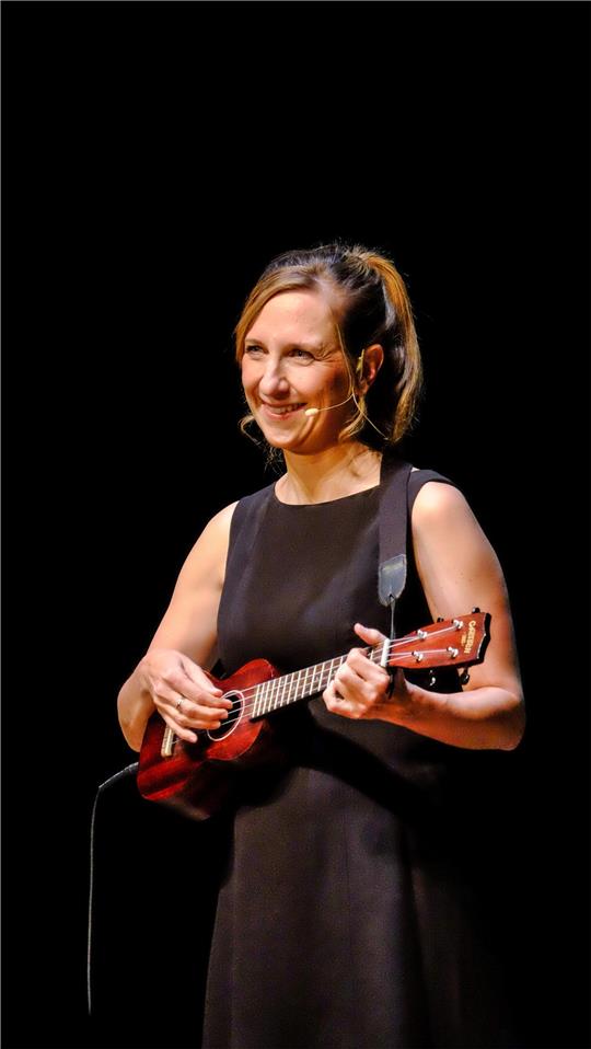 Sarah Hakenberg singt im Goslarer Kulturkraftwerk über SUV-Ledersitze, den letzten CDU-Wähler und die Nackenzacken der Wacken-Rocker. Foto: Zietz