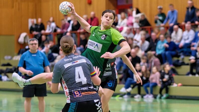 Für Sarah Schilff ist der richtige Moment gekommen Sarah Schilff in gewohnter Haltung: Den Ball fest in der Hand und den Blick fokussiert auf das Tor gerichtet. 283 Mal landet der Ball in dieser Saison im Netz – das sind statistisch 13,48 Treffer pro Spiel.