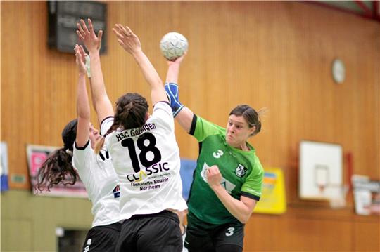 Sarah Schilff (r.) trifft zweistellig, findet im Angriff der HSG Langelsheim/Astfeld aber zu wenig Unterstützung. Foto: Gietemann