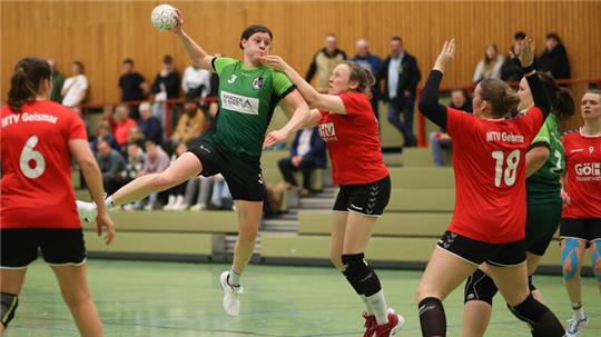 Sarah Schilff trägt mit 15 Treffern, davon 13 aus dem Feld, entscheidend zum Triumph der HSG Langelsheim/Astfeld gegen Landesliga-Spitzenreiter MTV Geismar bei.