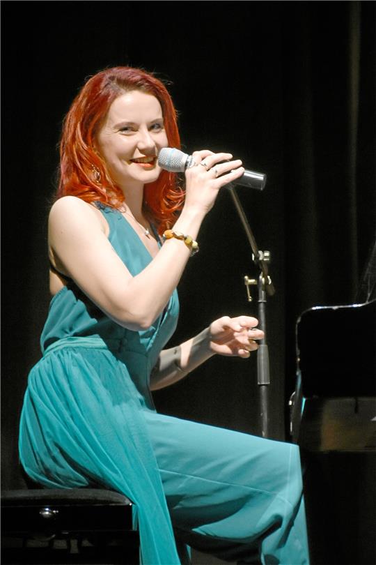 Sarah Straub singt, spielt und erzählt im Kulturkraftwerk vom Leben und seinen Geschichten. Sie ist schon zum fünften Mal in Goslar zu Gast und nennt die Kulturkraftwerksbühne inzwischen ihr „Wohnzimmer“. Fotos: Kempfer