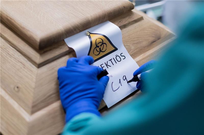RKI: 238 Corona-Tote binnen eines Tages Sarg mit einem Verstorbenen, der an dem Coronavirus gestorben ist.