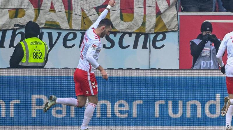 Selke vom Punkt: HSV wendet Pleite in Regensburg ab Sargis Adamyan schockt den Hamburger SV früh.