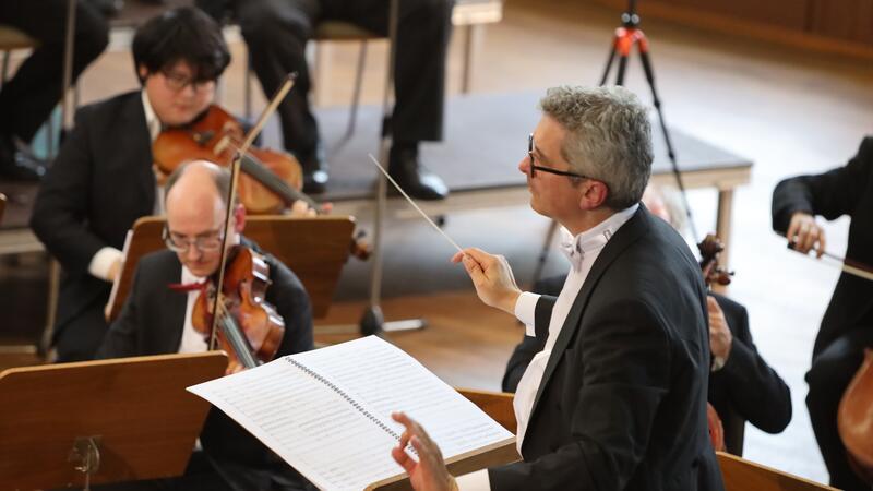 Sinfonieorchester der TU Clausthal liefert Gänsehautmoment Sascha Davidovic steht am Pult und gibt fein die Nuancen der einzelnen Elemente des komplexen Walzers an das Orchester weiter.