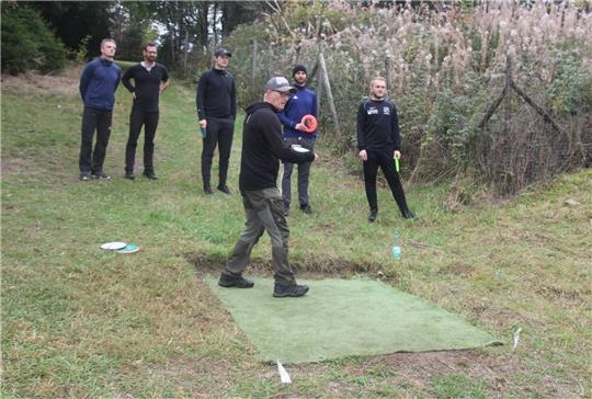 Sascha Klein aus Altenau ist bei dem Turnier gestern der Lokalmatador. Er kann die Discgolf-Scheibe bis zu 120 Meter weit werfen. Der Altenauer belegt bei den Harz Open mit 113 Würfen in drei Durchgängen den dritten Rang. Fotos: Eggers