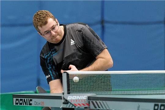 Sascha Nolte ist nach dem Sieg gegen Broitzem erleichtert. Dennoch blickt er auf zwei noch sehr brisante Partien für den VfL Oker in der Tischtennis-Landesliga.  Foto: Drechsler