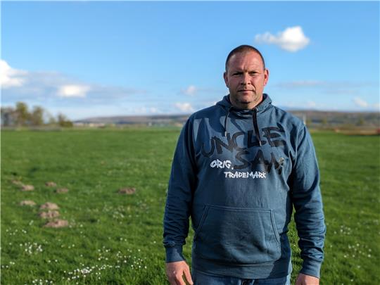 Sascha Timm, Vereinsvorstand des WSV Wehre, steckt viel Arbeit und Zeit in die Erhaltung des Fußballclubs. Foto: Raksch