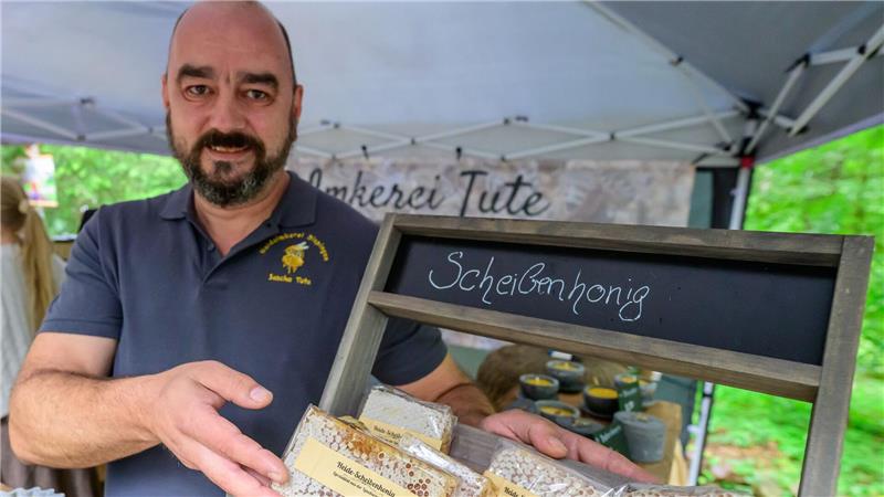Wacholder-Gin und „FrikHEIDElle“ bei der 2. Heidjer.ART Sascha Tute, Hobby-Imker, zeigt sogenannten Scheibenhonig. Mit der Heideblüte beginnt die Hochsaison rund um Lüneburg.