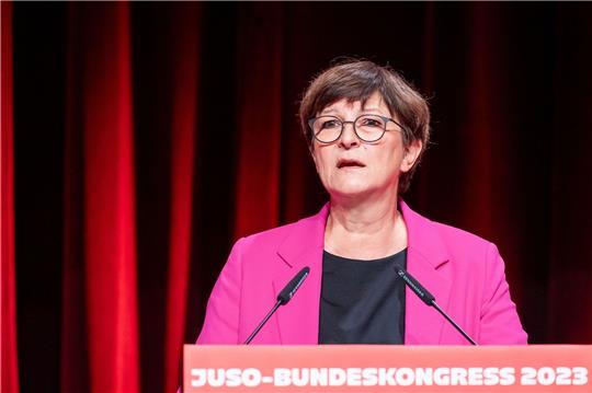 Saskia Esken, Bundesvorsitzende der SPD, spricht beim Bundeskongress der Jungsozialisten (Jusos).