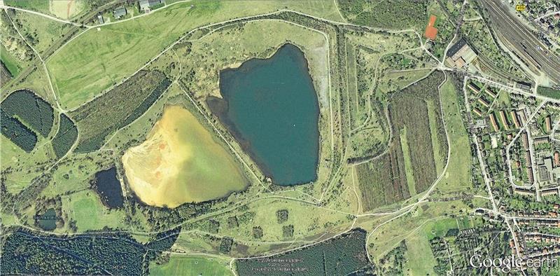 Satellitenbild von den Teichen am Bollrich: Links das braune Absitzbecken für das Sauerwasser aus dem Rammelsberg.  Foto: Archiv