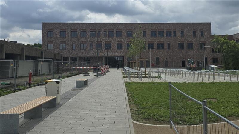 Ein langer Weg führt ins neue Schulzentrum Goldene Aue in Goslar. 