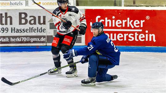 Satter Treffer zum Einstand: Andrew Stefura markiert das zwischenzeitliche 3:3 für die Falken gegen Essen, hier der zweifache Torschütze Eric Keresztury. Foto: Drechsler