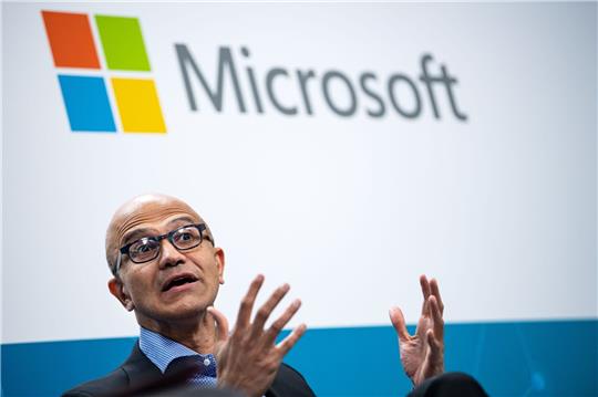 Satya Nadella, CEO von Microsoft. Der Konzern wird umfassende KI-Funktionen in seine Büro-Anwendungen integrieren.