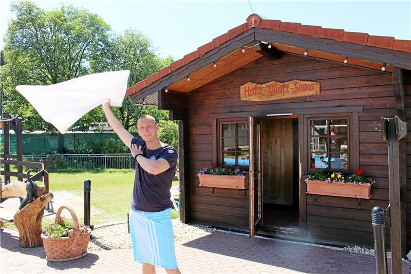 Saunameister Rene Hoppstock sauniert am liebsten im Sommer. Foto: Wendt